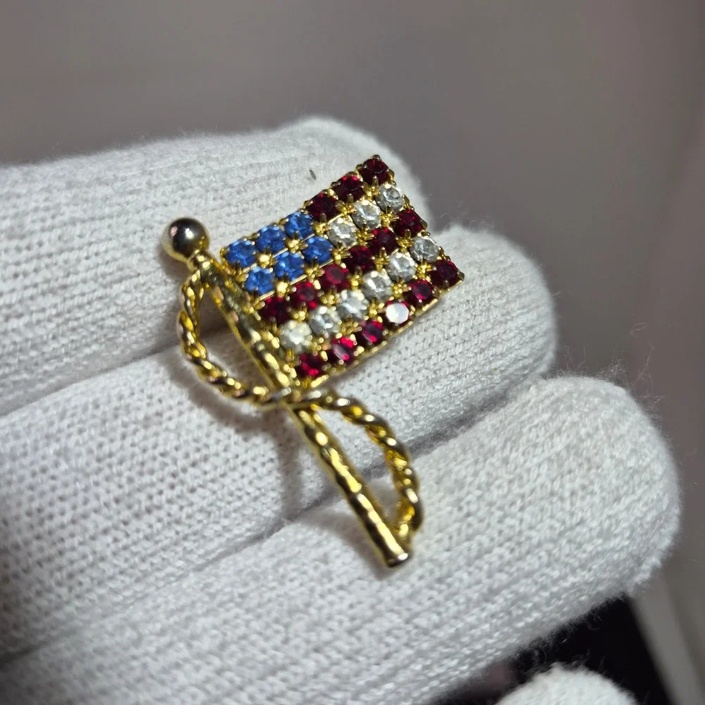 Vintage‎ American Flag Brooch Gold Tone Red White Blue Rhinestone Patriotic Pin